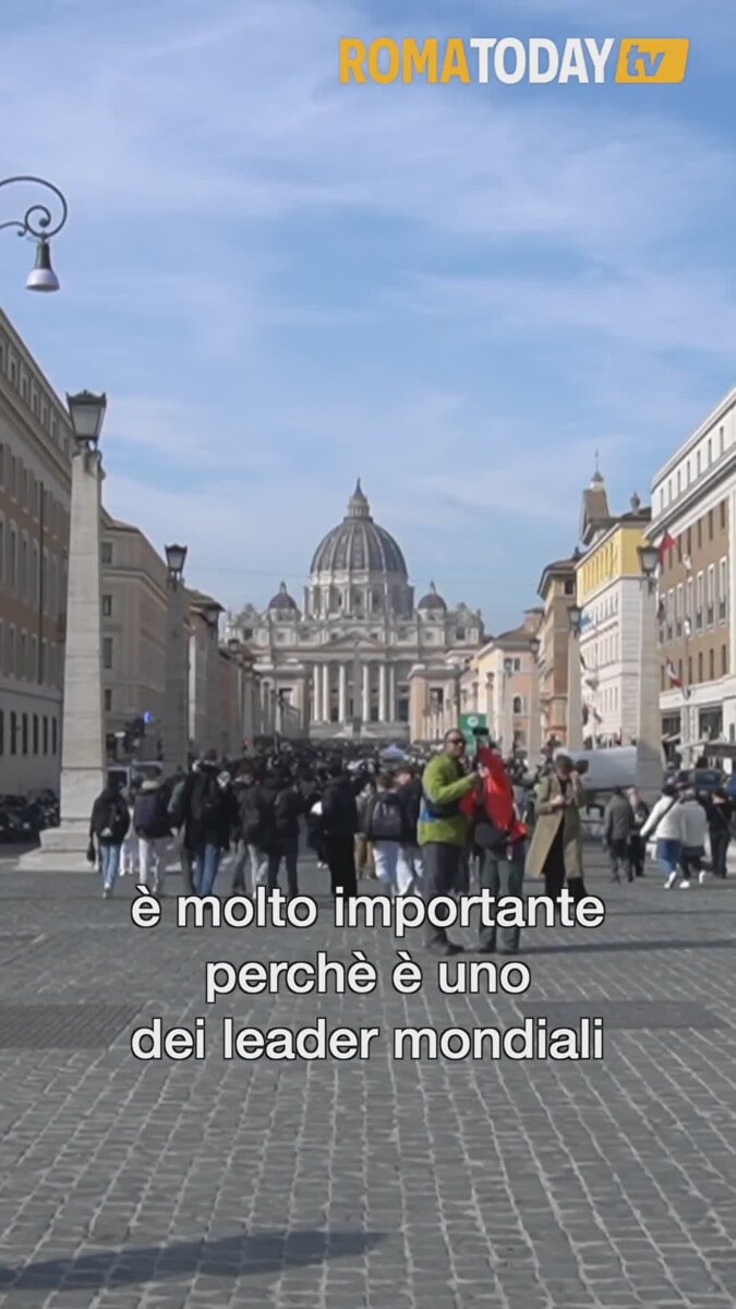 Papa Francesco, l'augurio di fedeli e turisti per una sua pronta guarigione