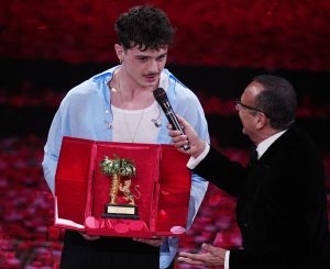 Tutti insieme per vedere Sanremo, ma il gruppo d'ascolto fa troppo rumore e arrivano i vigili