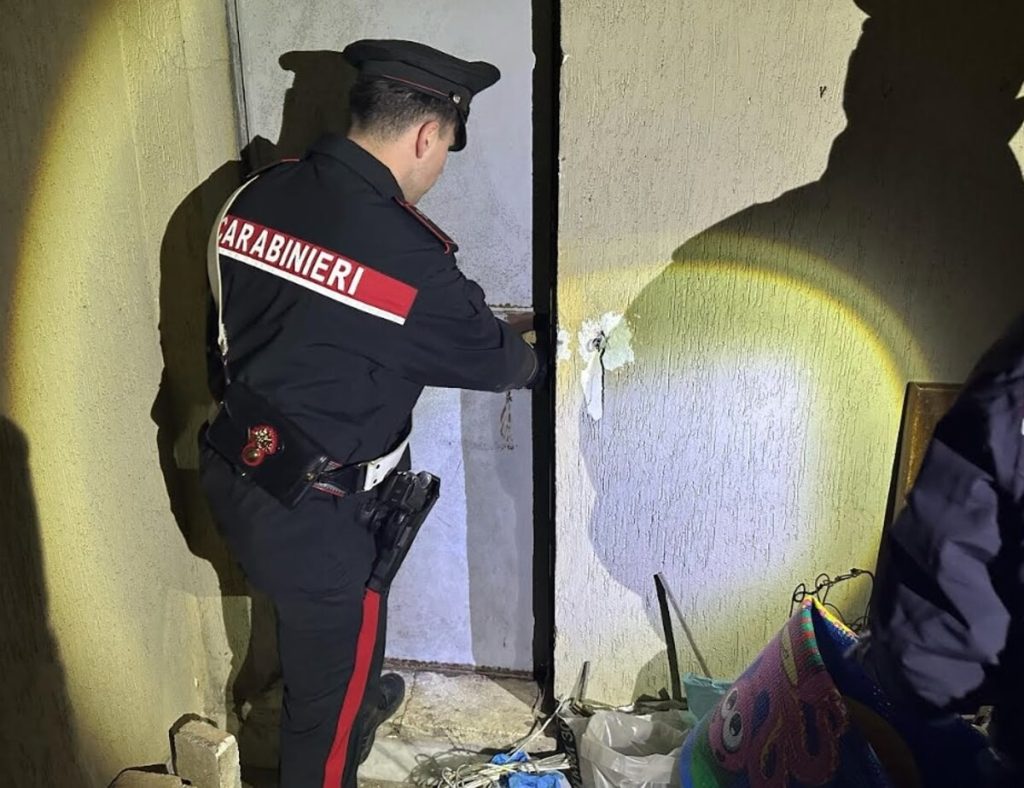 Acilia, blitz dei carabinieri nel quartiere: pusher sale in auto e scappa