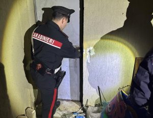 Acilia, blitz dei carabinieri nel quartiere: pusher sale in auto e scappa