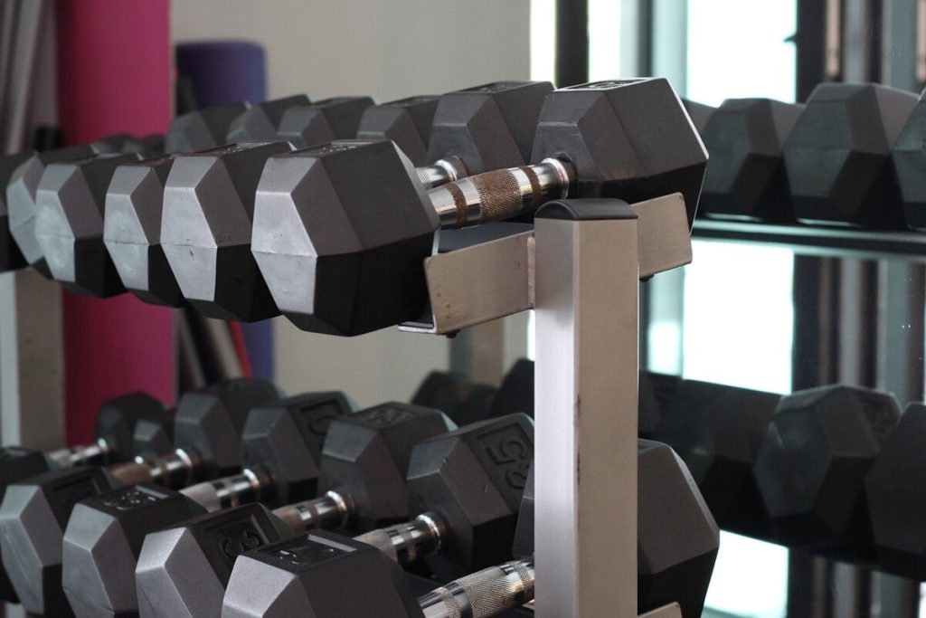 Roma, ha un infarto in palestra. Salvato da una poliziotta: "Non dava cenni di vita"