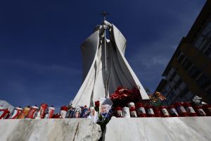Come sta Papa Francesco? L'ultimo bollettino medico. Rosario per il Pontefice a San Pietro