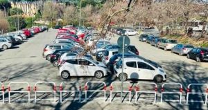 No al parcheggio dei bus turistici davanti alla scuola: "Tuteliamo i bambini"