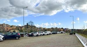 Cosa c'è dietro la chiusura del parcheggio di via Vinci. 140 posti inutilizzabili nei pressi della stazione di Monte Mario