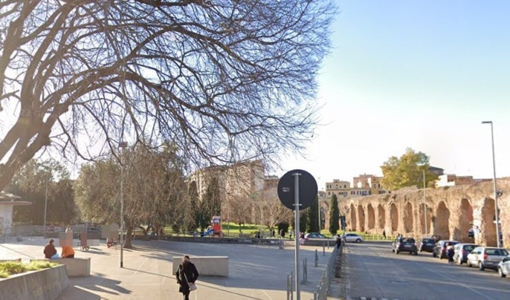 Si spoglia al parco e mostra parti intime a donna e bambini. Poi rischia il linciaggio