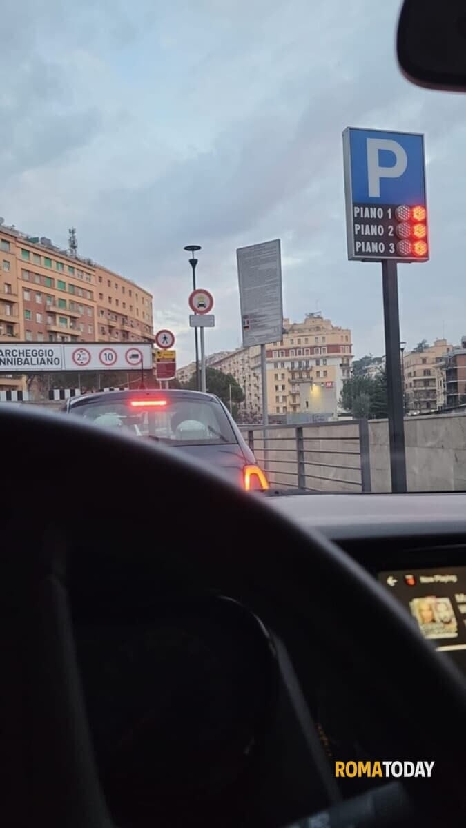 Il parcheggio Annibaliano “occupato” dai residenti. E i pendolari restano fuori