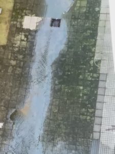 Si rompe la conduttura, l'acqua manda in tilt le centraline: 100 persone al freddo e senza ascensore