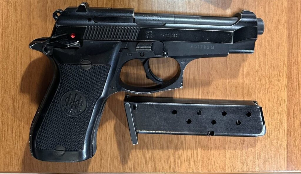 Due 19enni in auto con la pistola rubata. Sui social i selfie con le armi