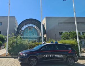 Paura al policlinico: spacca specchietto dell'ambulanza e prova a prendere pistola della guardia giurata
