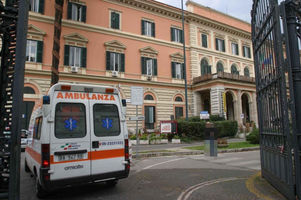 Aggressione al pronto soccorso, prende a pugni vigilante e agente che presidiano l'ospedale