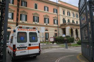 Aggressione al pronto soccorso, prende a pugni vigilante e agente che presidiano l'ospedale
