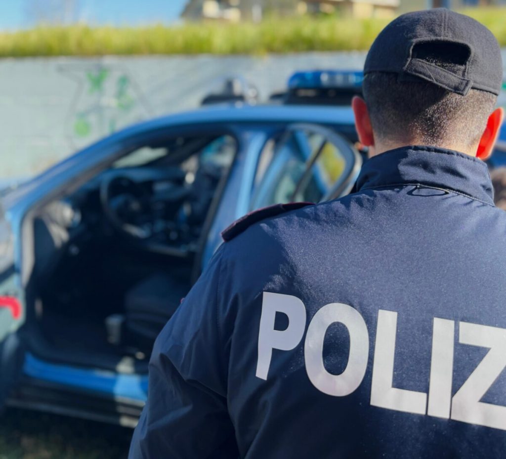 Il rapinatore seriale incubo dei supermercati che scappa sui mezzi pubblici. Nove i colpi in un mese