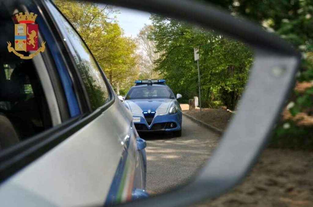 Inseguimento da film: auto in fuga si schianta contro le volanti, quattro feriti