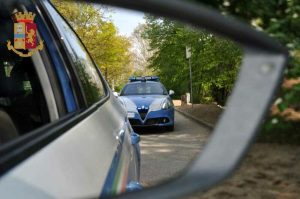 Inseguimento da film: auto in fuga si schianta contro le volanti, quattro feriti
