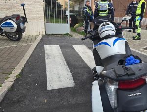 Panico vicino al mercato: tira bidoni della spazzatura e orina in strada