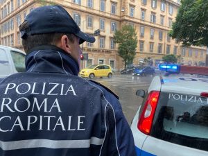 Maltempo a Roma, strade allagate e alberi caduti