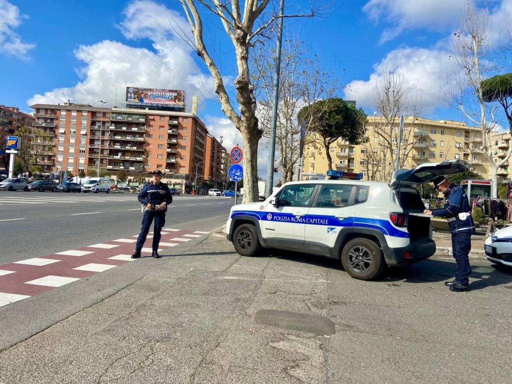 Senza patente, cintura e assicurazione. Così guidava un 52enne