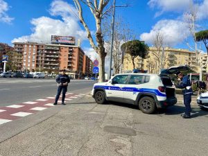 Senza patente, cintura e assicurazione. Così guidava un 52enne
