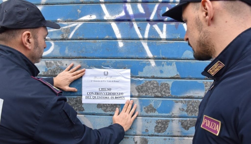 Minimarket chiuso per rissa. Serranda abbassata per 15 giorni