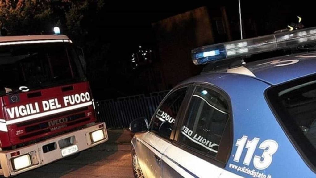 Auto avvolte dalle fiamme, evacuate ottanta persone