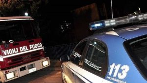 Auto avvolte dalle fiamme, evacuate ottanta persone