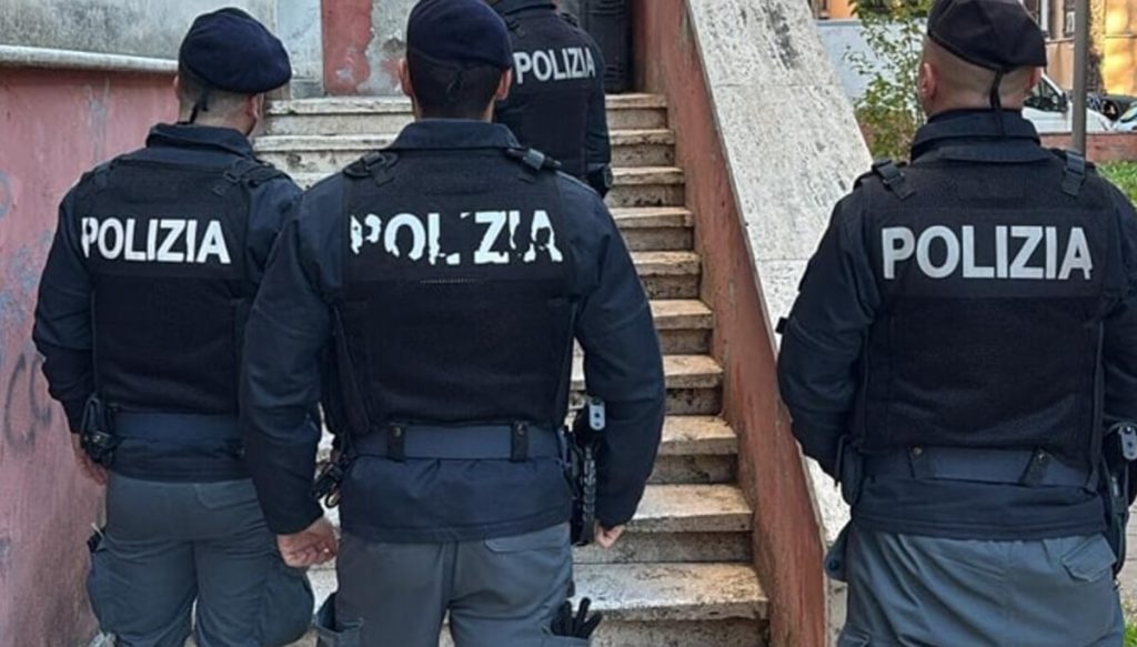 Quarticciolo: in dieci accerchiano e minacciano poliziotti per far scappare pusher
