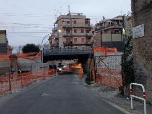 Magliana, a dicembre riaperto il ponte ferroviario: due mesi dopo manca ancora la segnaletica