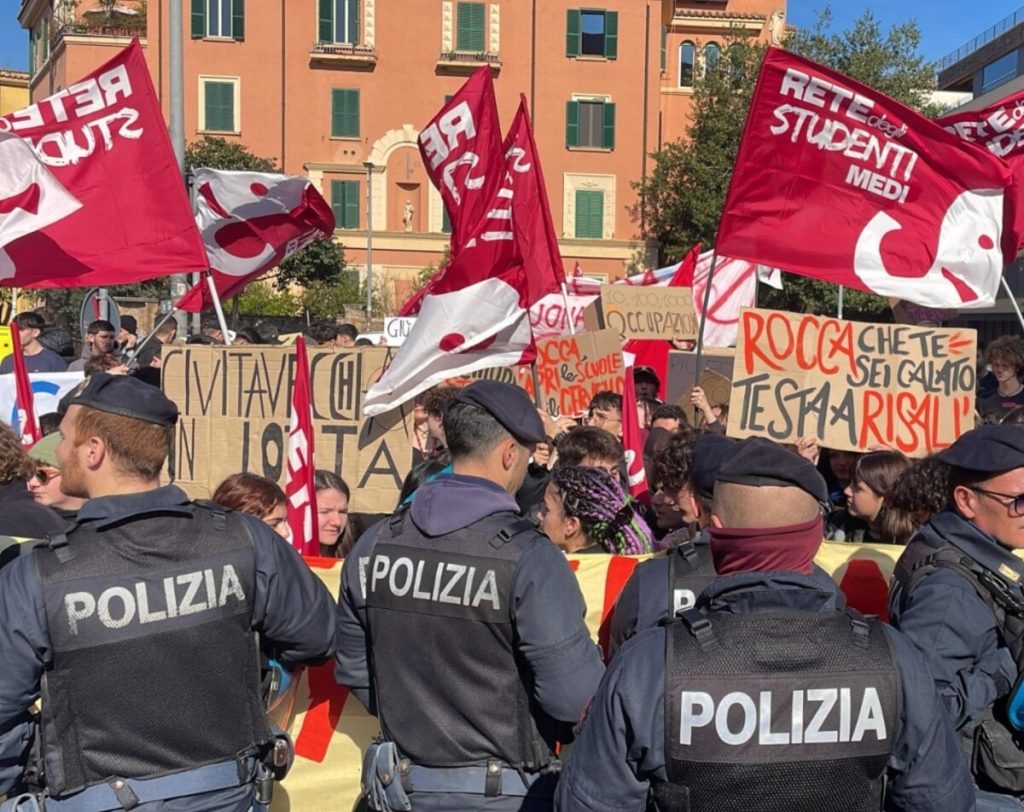 Scuole da tagliare, studenti in protesta sotto alla Regione: "Ottenuto un primo risultato"