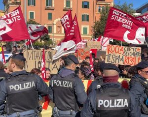 Scuole da tagliare, studenti in protesta sotto alla Regione: "Ottenuto un primo risultato"