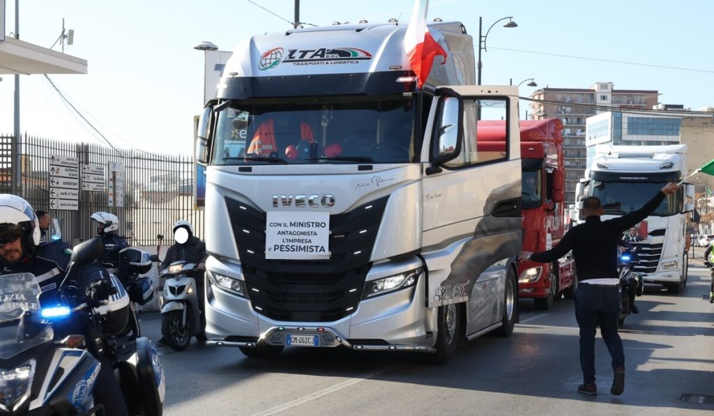 Lunedì tir a passo di lumaca per le vie di Roma, strade chiuse e bus deviati