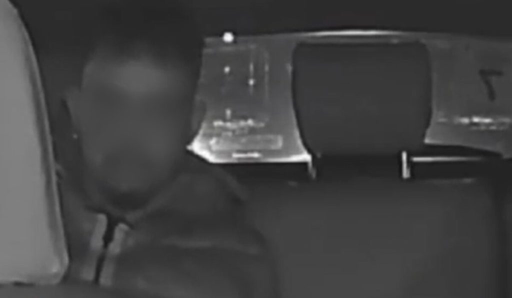 Rapinatore seriale di tassisti e corrieri, tre colpi in 30 giorni. Incastrato dai tatuaggi sul viso