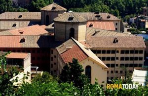 Notte di fuoco a Regina Coeli: detenuto appicca incendio nella cella