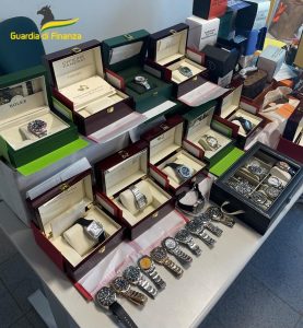 Scarpe, borse e orologi "tarocchi" venduti su Telegram e Markatplace. Scoperto bazar del falso