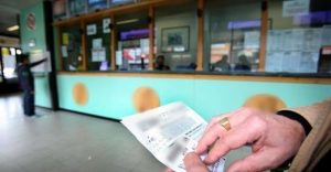 Tradito dal vizio del gioco, ricercato per rapina viene scovato in una sala scommesse