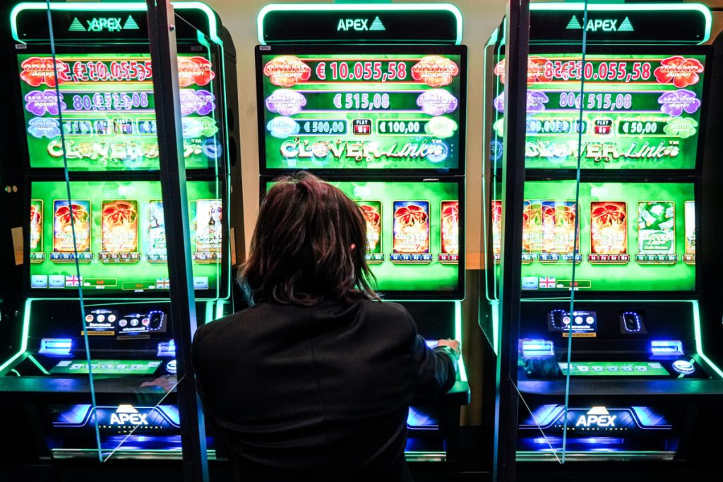 Sempre più minorenni nelle sale slot. A Roma maxi multe per due "casinò"