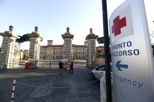Roma, i genitori del 15enne accoltellato: "Aggressori delusi dal portafoglio vuoto. Poteva succedere a chiunque"