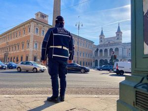 Rapina tre persone ferme in un'auto e ferisce una delle vittime con una forbice