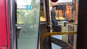 Autobus presi a sassate dal branco di minorenni