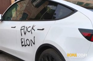 A Roma prese di mira le Tesla, scritte contro Musk e Trump