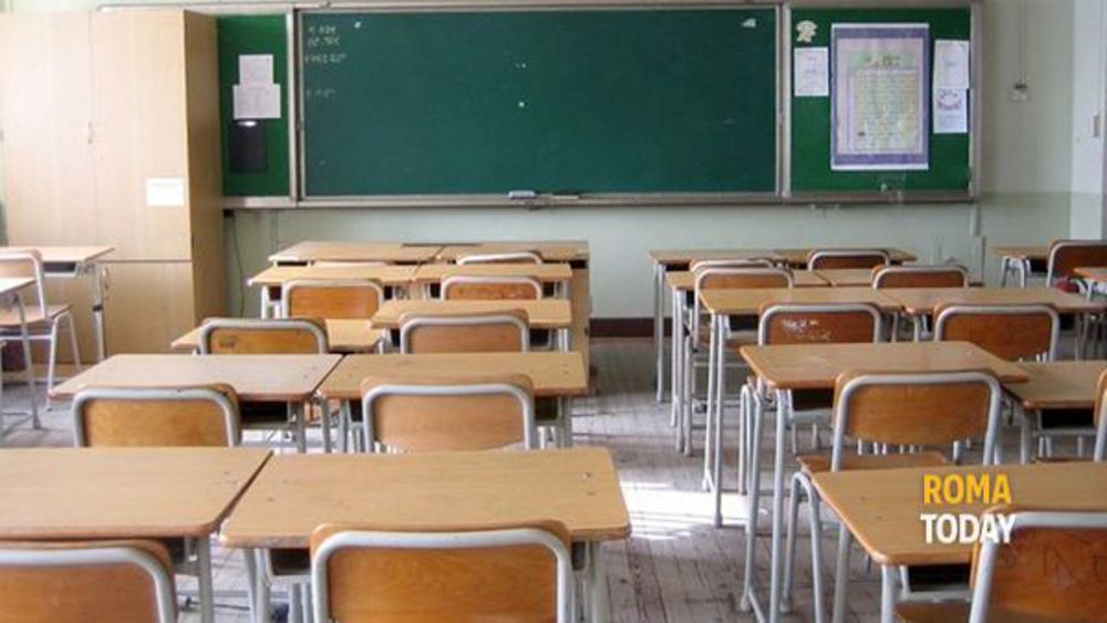 Luce e riscaldamenti fuori uso, niente lezioni in una scuola di Roma: gli studenti tornano a casa