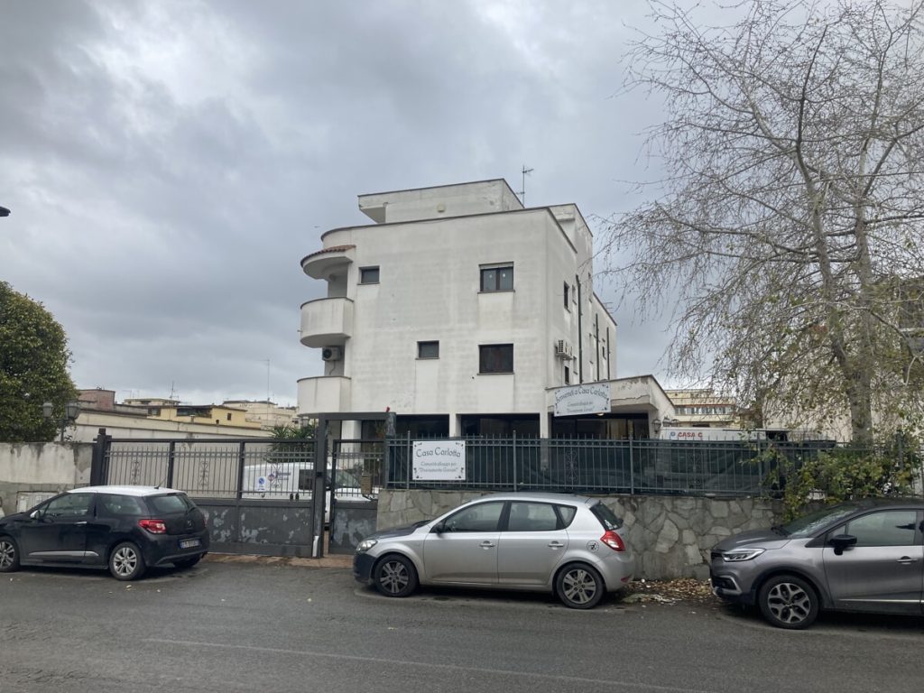 Sfratti, debiti e soldi spariti. Tutto quello che non torna sulla titolare di Casa Carlotta
