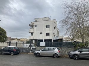Sfratti, debiti e soldi spariti. Tutto quello che non torna sulla titolare di Casa Carlotta