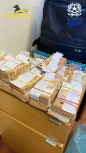 Cinte, televisori e biancheria: i nascondigli per esportare illegalmente denaro all'estero