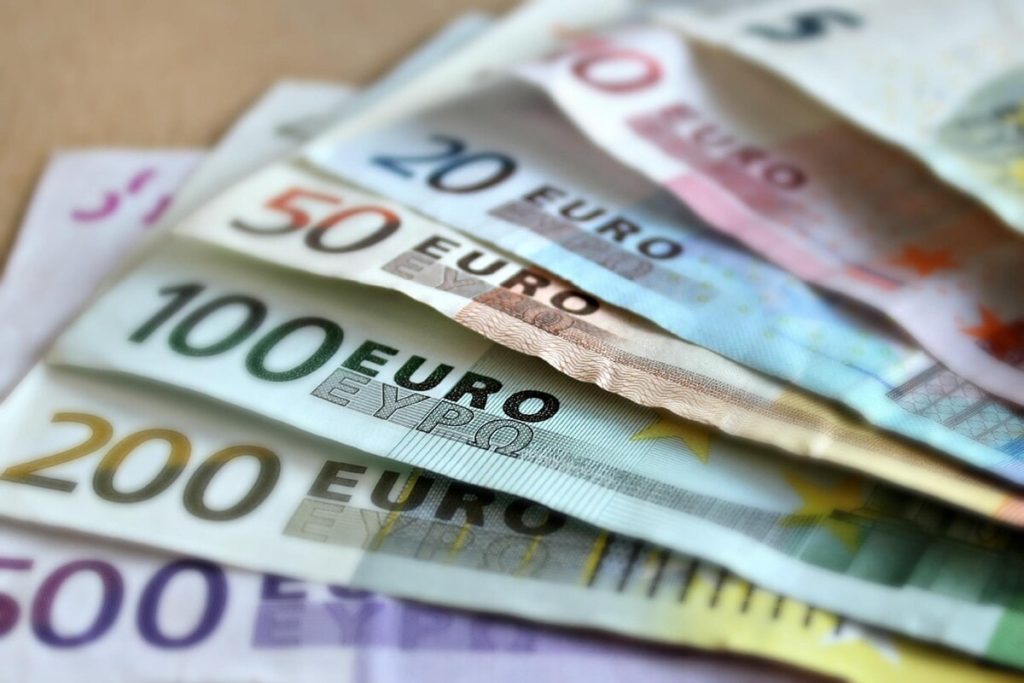 Accumula debiti per comprare droga in carcere, il padre "strozzato" per 10 mila euro