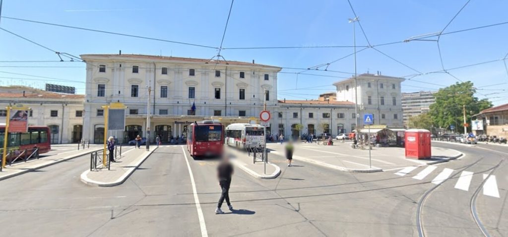 Roma, 16enne accoltellato davanti alla stazione. Volevano rapinarlo