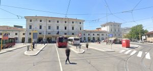 Roma, 16enne accoltellato davanti alla stazione. Volevano rapinarlo