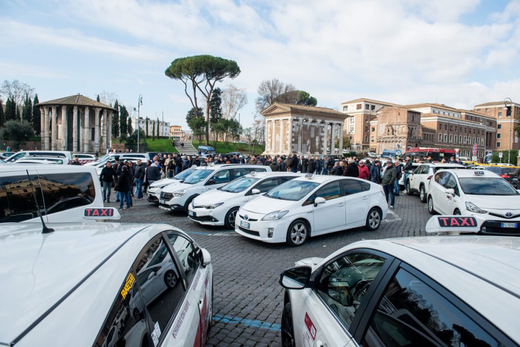 Bando taxi Roma, ok alla graduatoria definitiva. Quando entreranno in servizio le nuove auto bianche