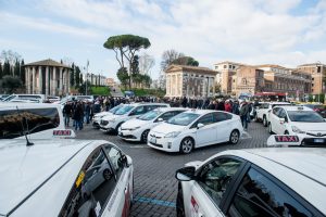 Bando taxi Roma, ok alla graduatoria definitiva. Quando entreranno in servizio le nuove auto bianche