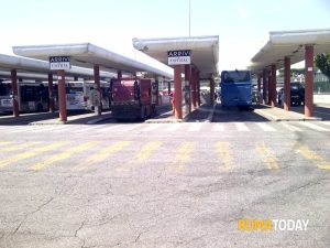 Rapinato e picchiato viene lasciato a terra in una pozza di sangue al capolinea dei bus