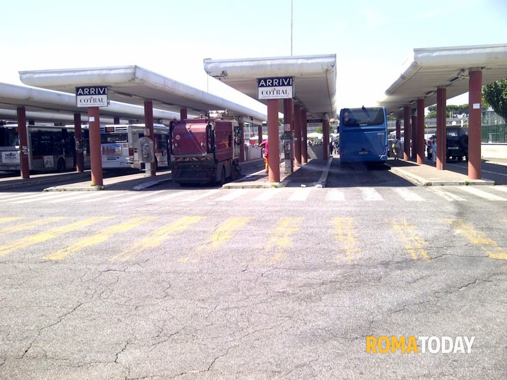 Rapinato e picchiato viene lasciato a terra in una pozza di sangue al capolinea dei bus